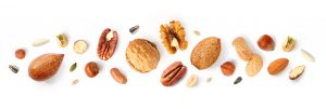 血行不良対策としてビタミンEが含まれるナッツなどを食べる