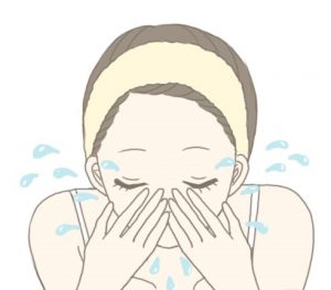 角栓ケアの正しい洗顔：ぬるま湯で洗う
