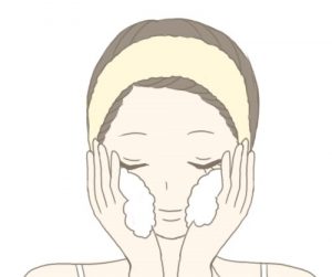 角栓ケアの正しい洗顔：泡でやさしく洗う